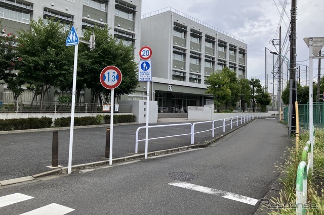 狭い道！ 都道423号：背後は世田谷区立世田谷中学校