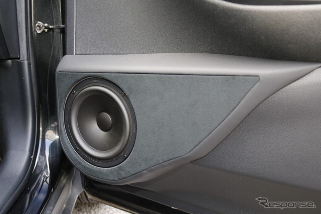 ドアポケットやドリンクホルダーを内包する形で作られたアウターバッフル。ミッドバスのパフォーマンスを存分に発揮させている。
