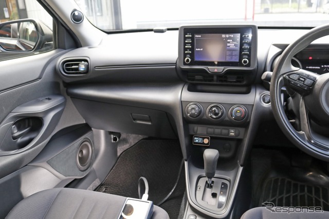 コクピットはシンプルな作り込み。しかしAピラーのツイーターとドアのアウターバッフルでオーディオカーをしっかり主張する。