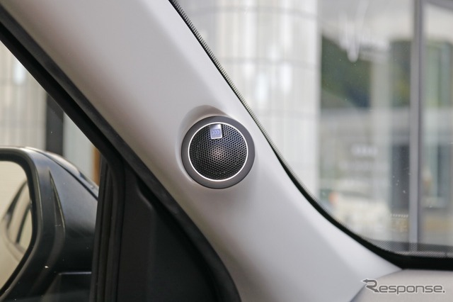 ツイーターはしっかりと角度をつけて取り付けられ、高域特性を整えている。精度の高い取り付けが隅々にまで施された。