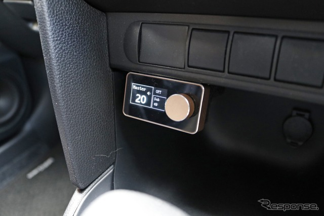 DSPアンプであるPPlug&Play1080のコントローラーは操作性を考えてセンタークラスター下部にシンプルに取り付けられている。