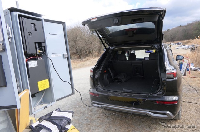 『アウトランダーPHEV』から信号機へ給電