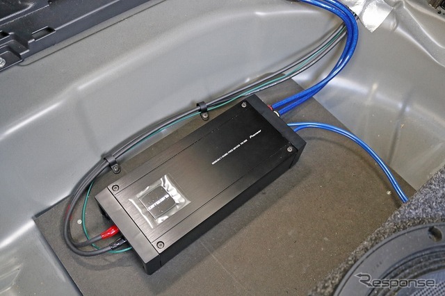 サブウーファー用のパワーアンプにはカロッツェリアの小型パワーアンプであるPRS-D800を採用した。
