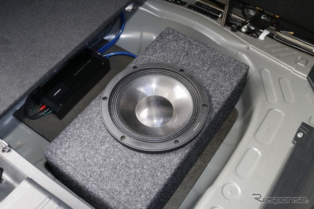 サブウーファーのエンクロージャーはフロアの凹形状に合わせて長方形に設計、スペースを有効に使って容量確保を達成している。