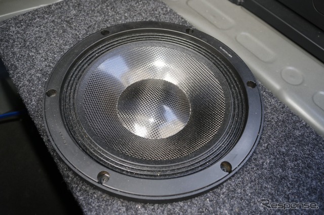 サブウーファーユニットはカロッツェリアのTS-W1000RSをチョイス。定評のあるユニットで厚みとスピード感のある低音を再生。