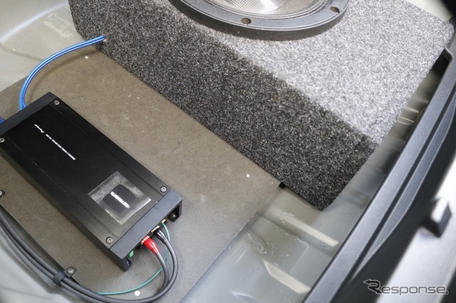サブウーファーのエンクロージャーとパワーアンプの下をのぞき込むとしっかりしたパネルでベースを補強しているのがわかる。