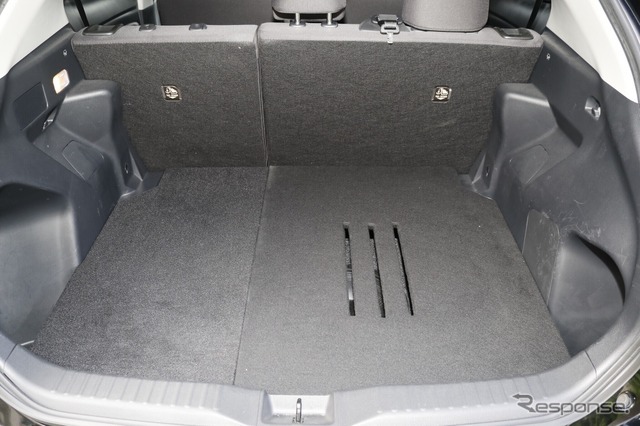 フロアパネルは純正と同じくフラットで高さを抑えた設計。積載性も一切スポイルすることなく、純正と同じ使い勝手を確保する。