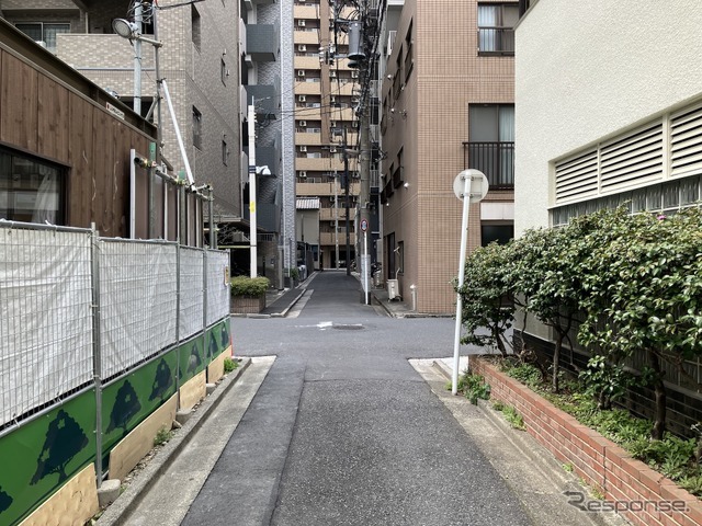 江東区道深37号、西向き。突き当たって右に折れる