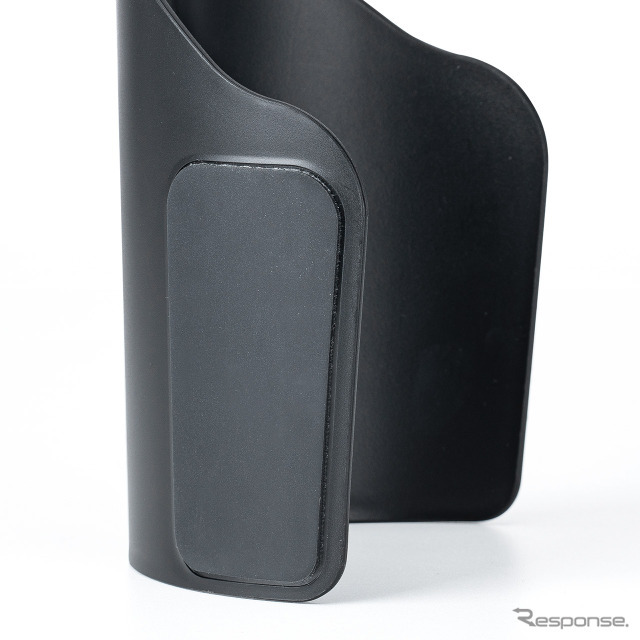 サンワサプライのドリンクホルダーに差し込むだけで設置できる車載ホルダー