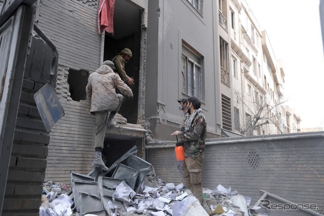 イラン、テヘラン市内で、米国イスラエルによるミサイル攻撃で被害を受けた住宅の瓦礫の撤去（3月15日）