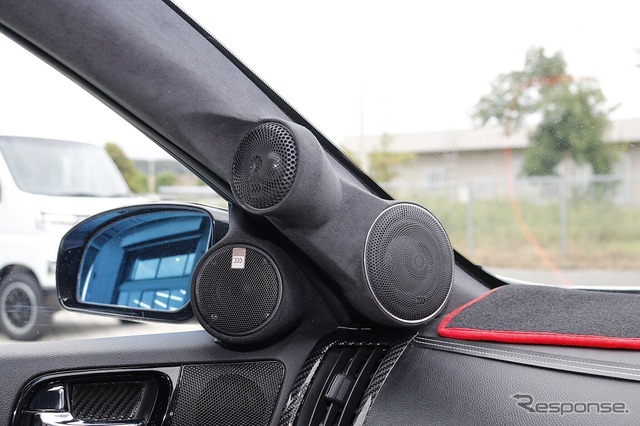 Aピラーとドアミラー裏に取り付けられた3つのスピーカー群。いずれもモレルのユニットで、音の奥行や幅を演出している。