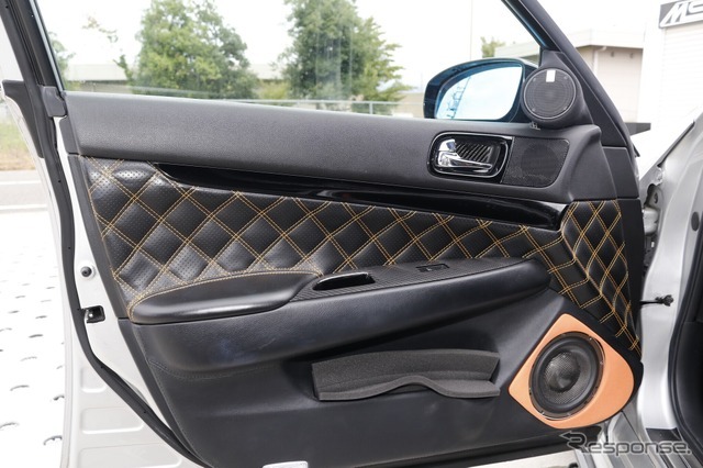 ドアは前面をカスタム処理されてインテリアとのマッチングも絶好の状態に仕上がる。アウターバッフルも美しい仕上がり。