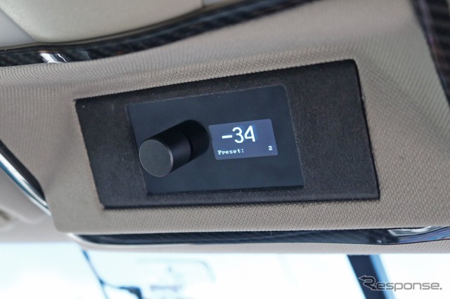 オーバーヘッドにビルトイン取り付けしたのはリゾルトのコントローラー。周辺を生地仕上げして内装との一体感を高める。