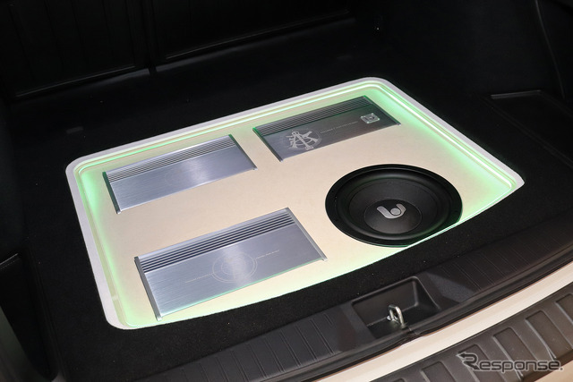 「外部パワーアンプ」が搭載されたオーディオカーの一例（製作ショップ:イースト＜大阪府＞）。