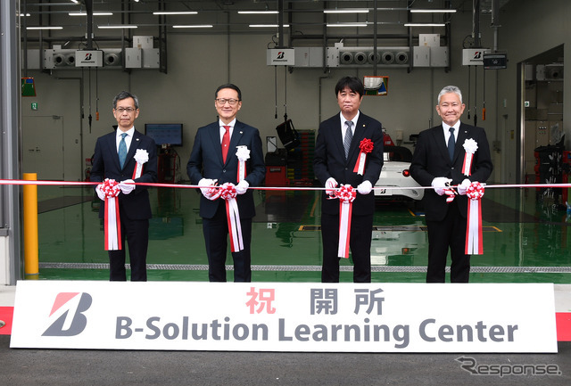 テープカットの様子