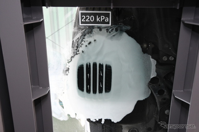 タイヤ接地状態を路面側から確認できる　タイヤ空気圧200kPaの状態