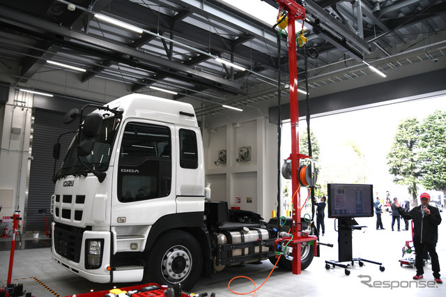 生産財ピット。縦長の赤い支柱に見えるのがバリアスツールハンガー