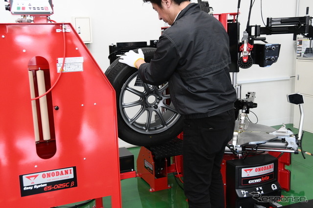 タイヤチェンジャーから転がして、エア充填エリアに運べる