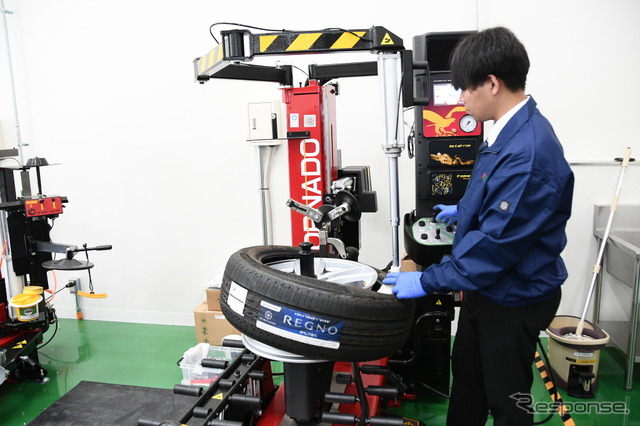 オートタイヤチェンジャー。ホイールに機材が触れることなくタイヤ交換が可能