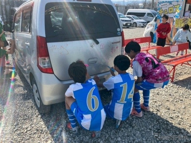 廃車予定の軽自動車をキャンバスに埼玉県日高市で子ども向け体験企画「楽しく描いてみんなで作る「らくがきカー」」開催