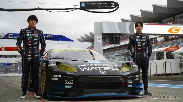 マシンの両脇に立つ堤優威選手（左）と卜部和久選手（右）