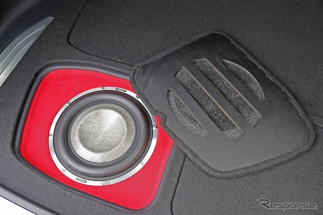 分割されているプロテクションボードは、サブウーファー部分は個別に設定されている。音抜けの処理もしっかり施されている。