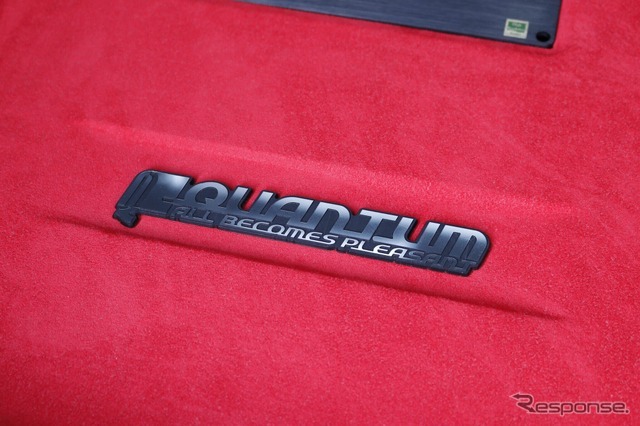 ユニットのレイアウトを考えて整然としたインストールを実施。バランスを整えるためにショップロゴを加える小技も施す。