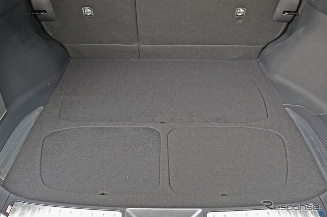 フロアパネルを見ると前方、後方左右の3枚のプロテクションボードで構成されているのがわかる、これもオーナーのこだわり。