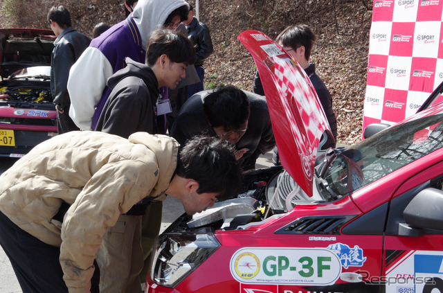 モータースポーツ車両に興味津々の学生たち