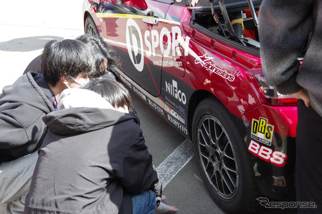 モータースポーツ車両に興味津々の学生たち