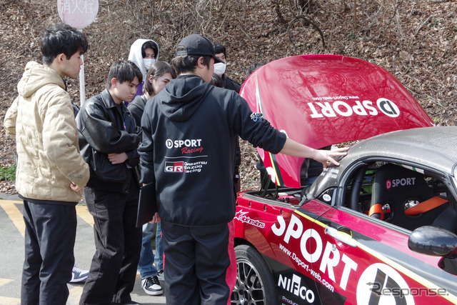 モータースポーツ車両に興味津々の学生たち