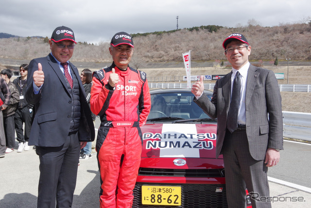 （左から）静岡ダイハツ販売の井上社長、D-SPORT Racing Team殿村監督、ダイハツ沼津販売の池原社長