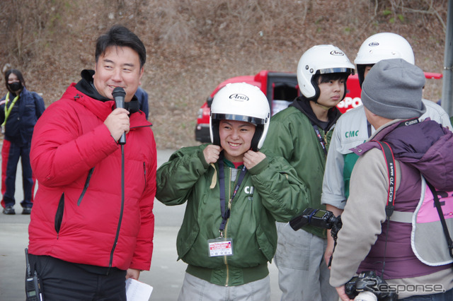 プロドライバーによる走行を体験した後は満面の笑みに