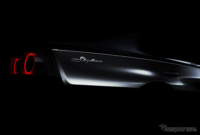 日産 スカイライン 新型のデザインの一部。円形テールランプと、筆記体のロゴが確認できる