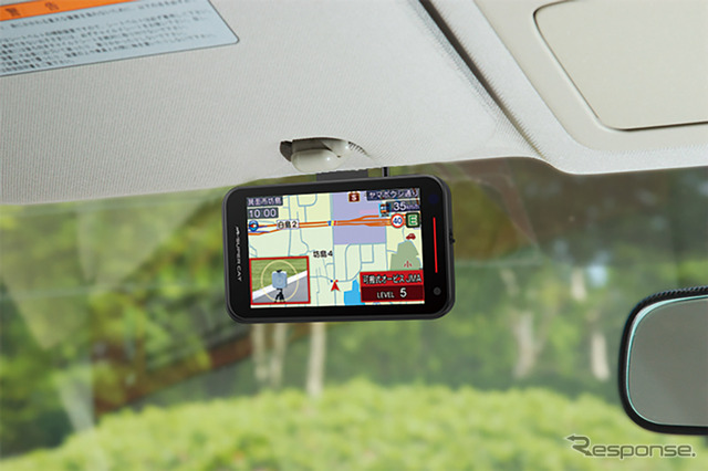 付属の宙吊りステーでフロントガラスと天井のすき間に取付け可能（YK-3200）