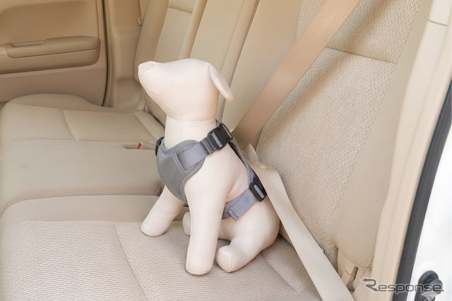 コンビのペットブランド「コムペット」のシートベルトを通すだけの「カーリンク ハーネス」