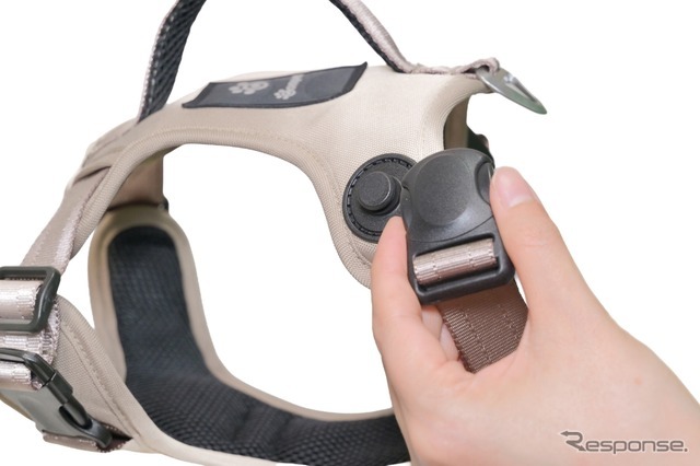 コンビのペットブランド「コムペット」のシートベルトを通すだけの「カーリンク ハーネス」