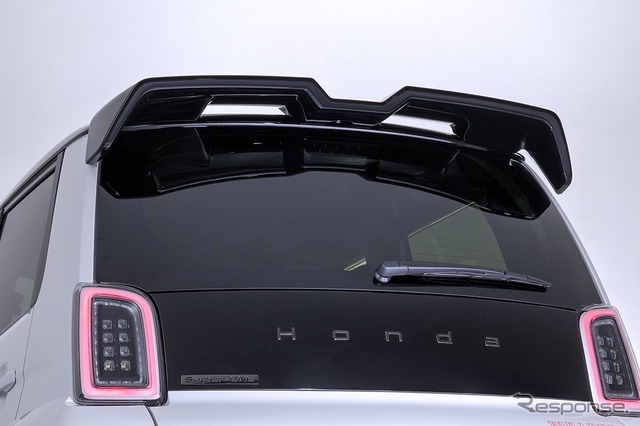 テールゲートスポイラー／ブラックエンブレム