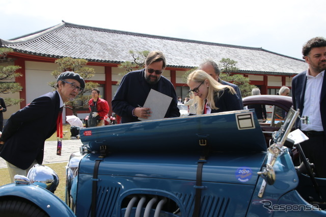 審査中の風景。左はカロッツェリア・ザガートの原田則彦氏