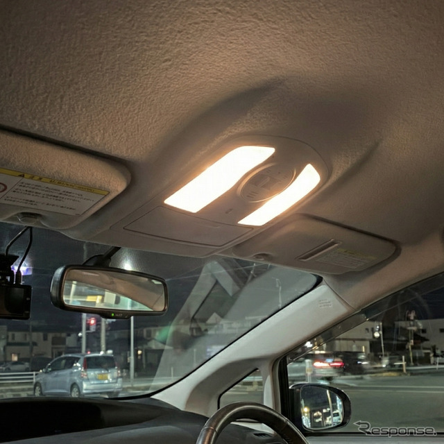 クラフトワークスの『プリウス』30系専用LEDルームランプ