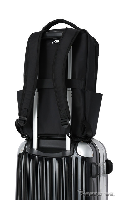 自動車のサスペンション構造を応用することで体感重量を約40%軽減する「無重力リュック」