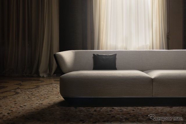 カルロ・コロンボが手がけた新作「エンブレイス」ソファ