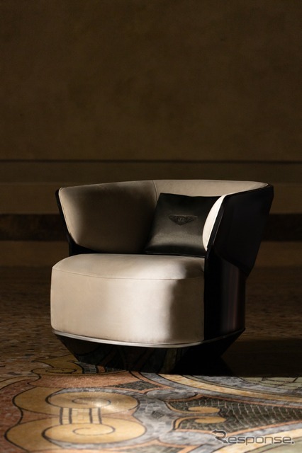 「エンブレイス」アームチェア