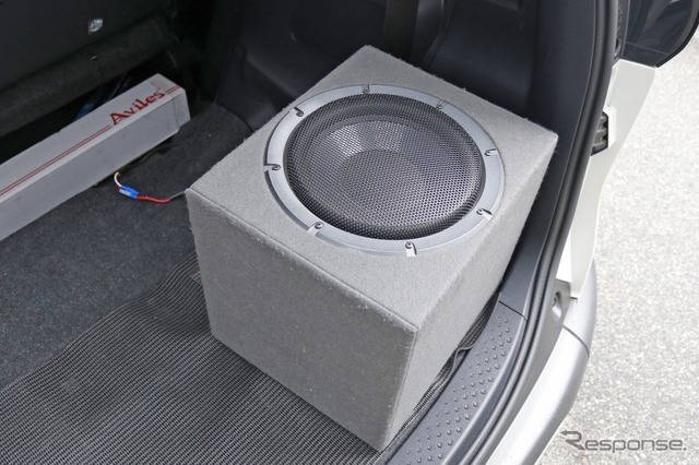 ラゲッジのフロア上にはサブウーファーを設置する。ユニットにはダイヤトーンのSW-G50を用いて豊かな低域再生を目指す。