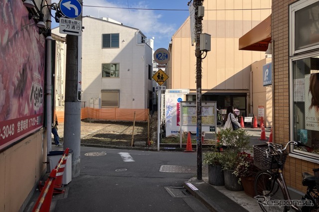 画面左右が中野区道、特別区道24-940・東中野ギンザ通り