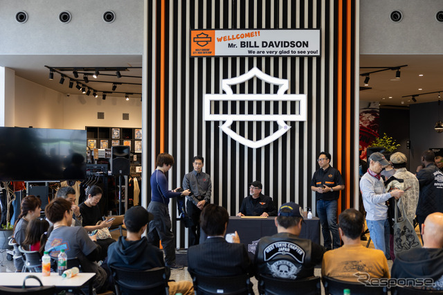 ハーレーダビッドソンシティ西東京でファンや販売店と交流するビル