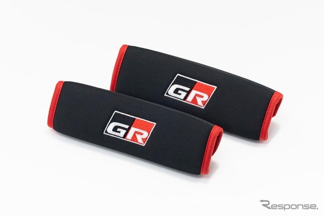 「GRレーシングハーネス」には除電効果のある専用のベルトパッドが付属