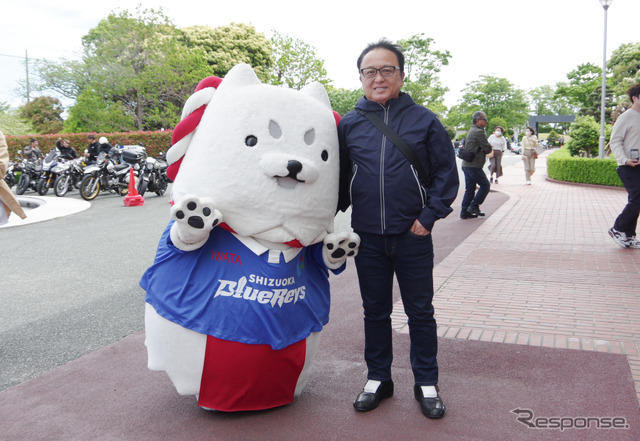 「朝活カフェ」に“お忍び”で来訪したヤマハ発動機の設楽元文社長。左は磐田市のキャラクター「しっぺい」