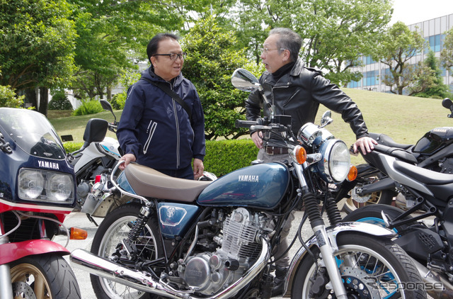 ツーリング仲間とバイク談義に花を咲かせる設楽社長（左）と愛車の『SR400』