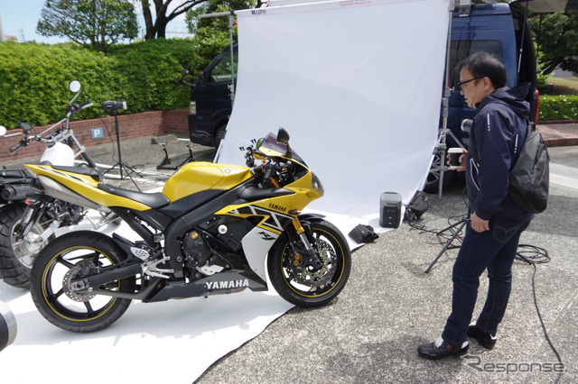 来場者のヤマハ『YZF-R1』に興味津々の設楽社長